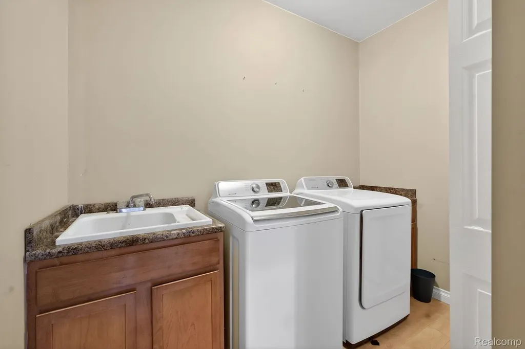 9399 Oakdale Street Algonac City MI 48001