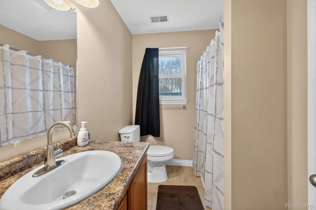 9399 Oakdale Street Algonac City MI 48001