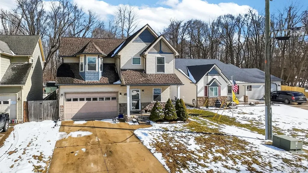 9399 Oakdale Street Algonac City MI 48001