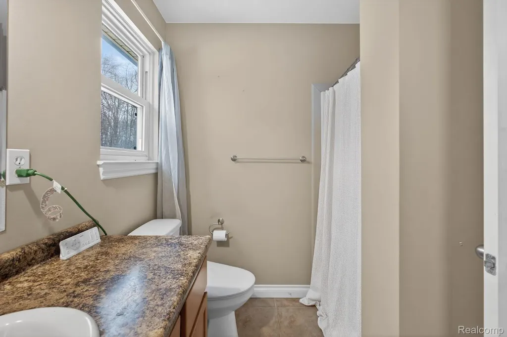 9399 Oakdale Street Algonac City MI 48001