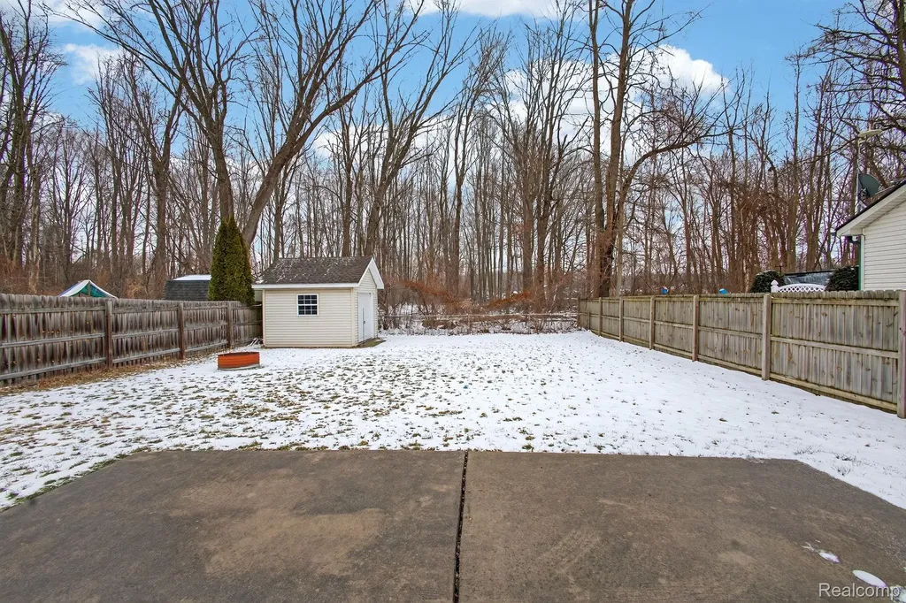 9399 Oakdale Street Algonac City MI 48001