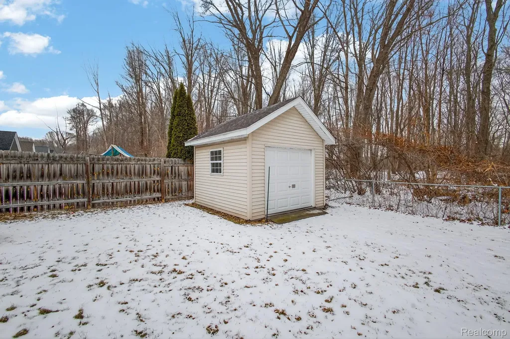 9399 Oakdale Street Algonac City MI 48001