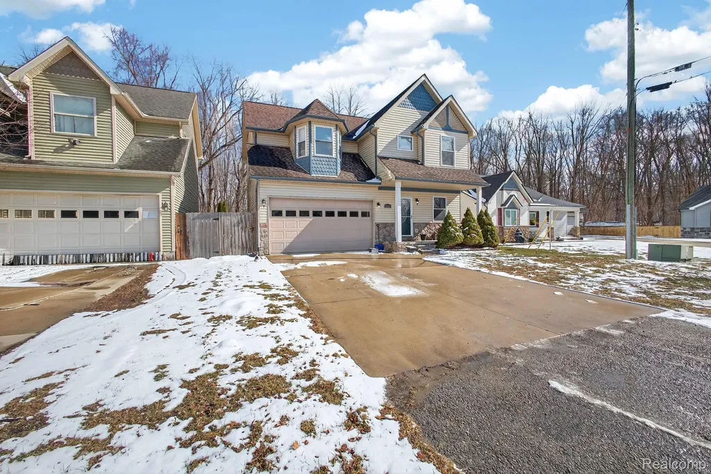 9399 Oakdale Street Algonac City MI 48001