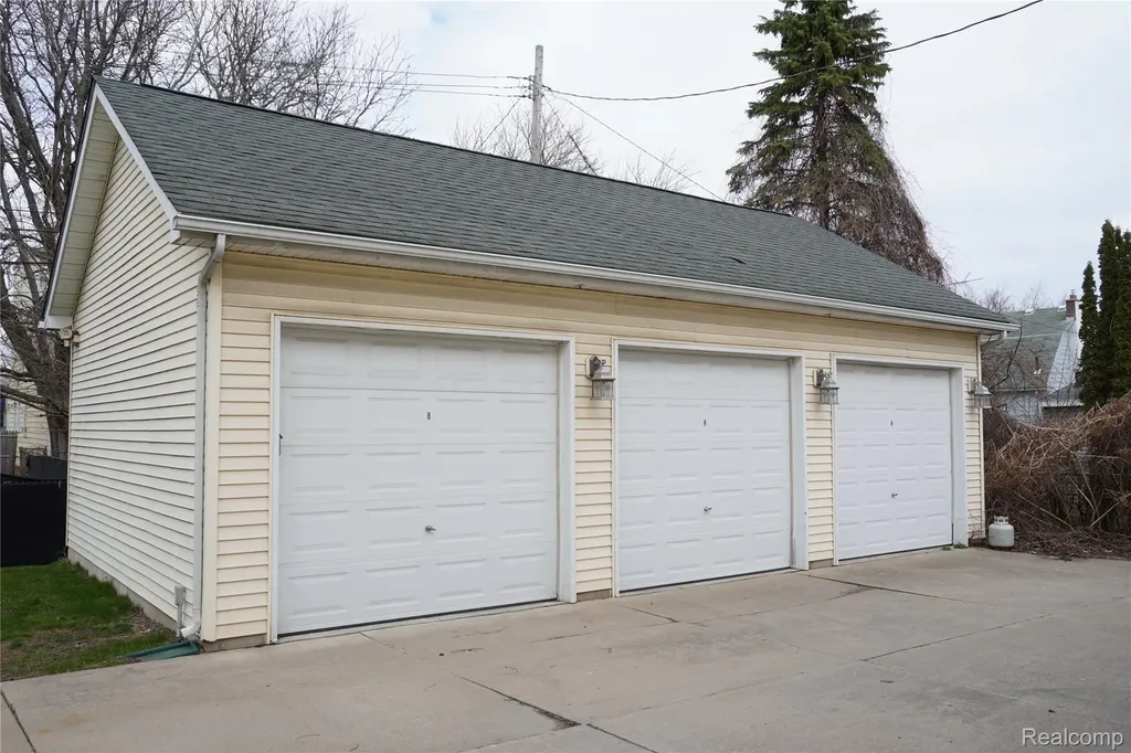 35726 Brush Street Wayne City MI 48184