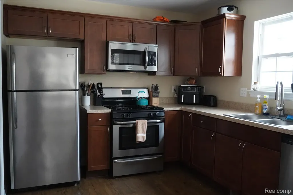35726 Brush Street Wayne City MI 48184