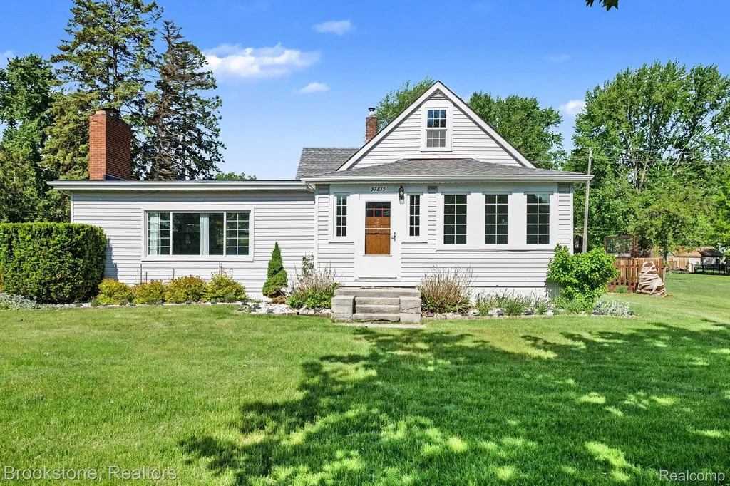 37815 Pineridge Street Harrison Charter Township MI 48045