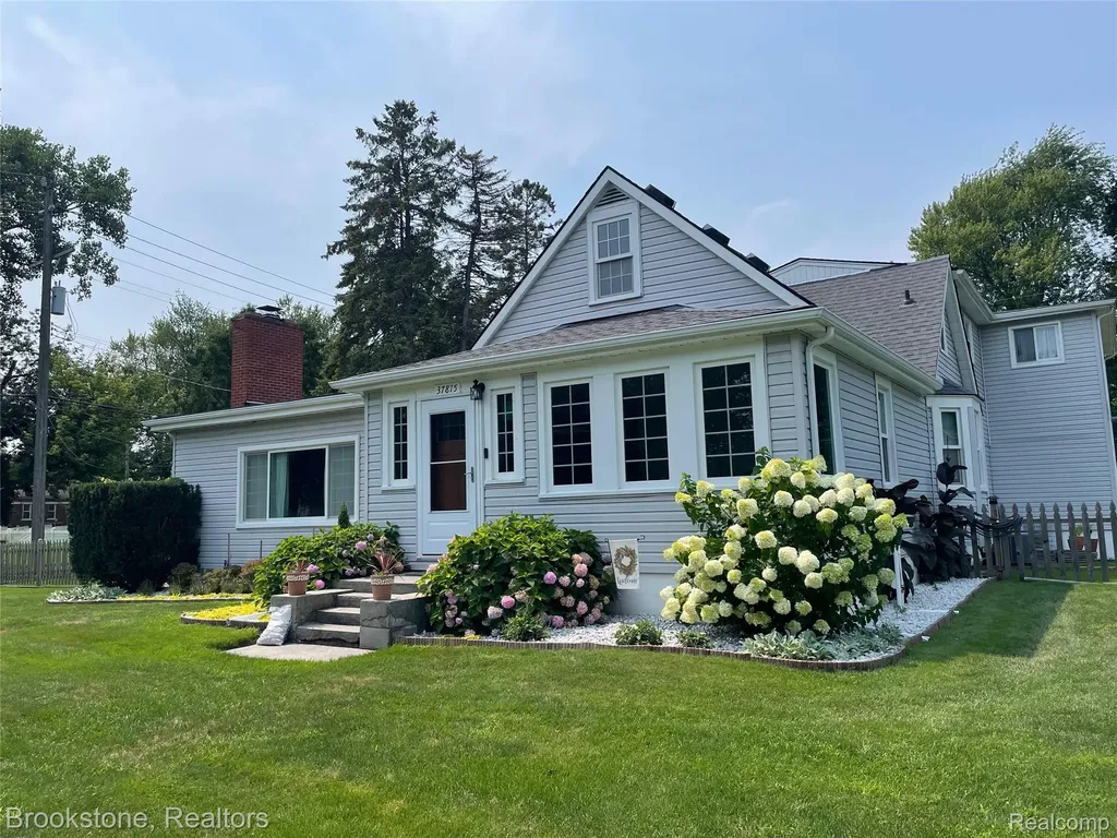 37815 Pineridge Street Harrison Charter Township MI 48045