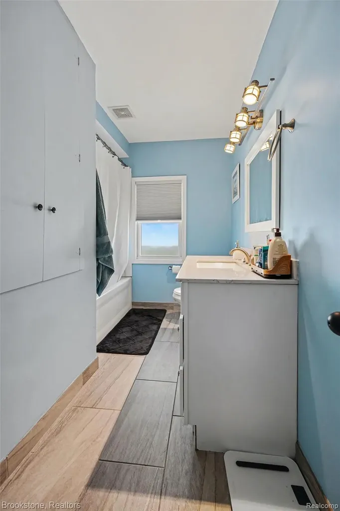 37815 Pineridge Street Harrison Charter Township MI 48045