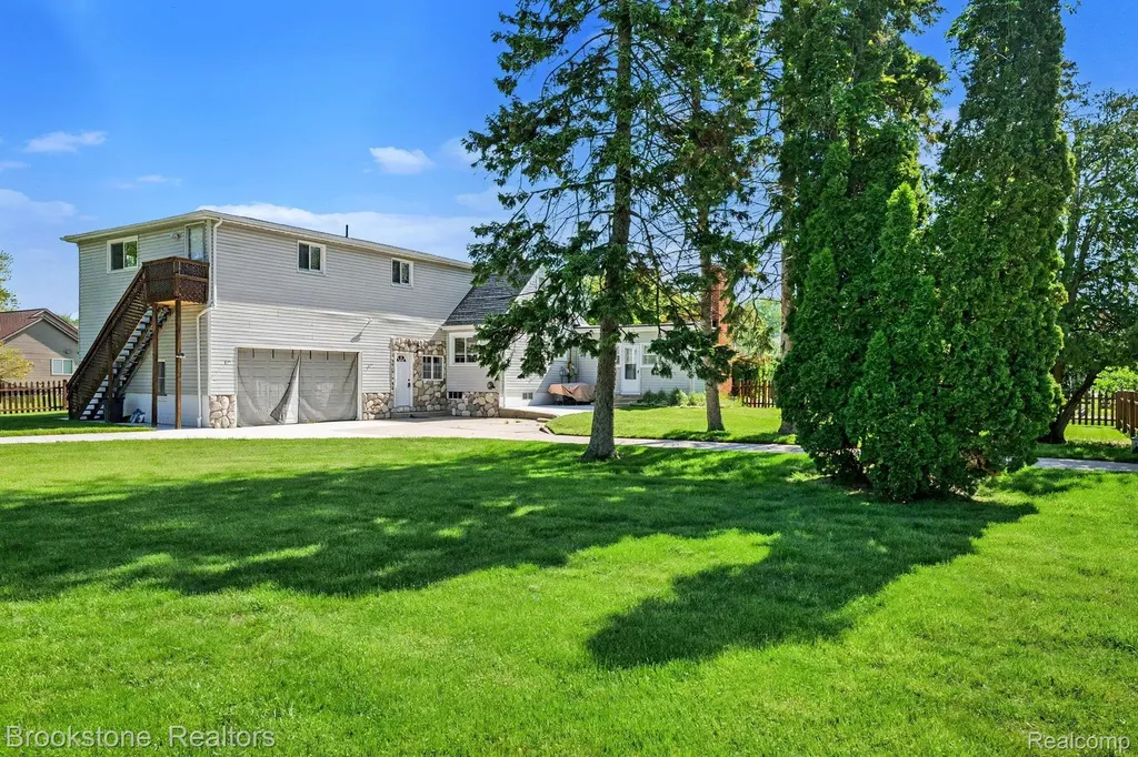 37815 Pineridge Street Harrison Charter Township MI 48045