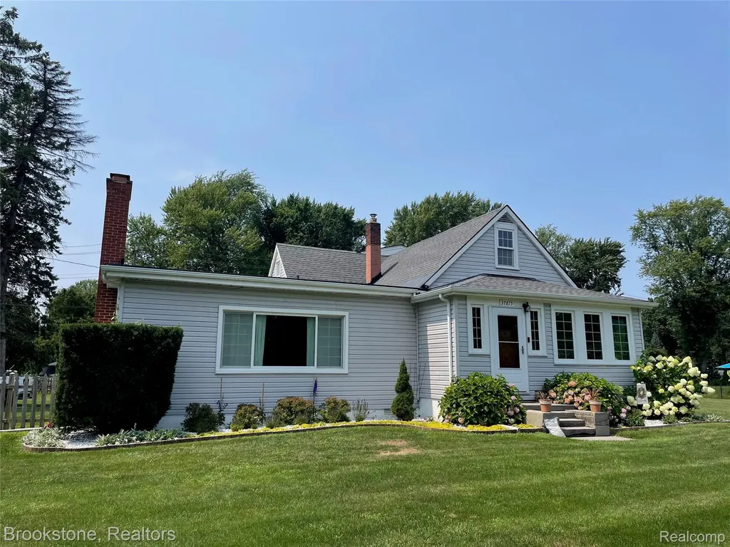 37815 Pineridge Street Harrison Charter Township MI 48045