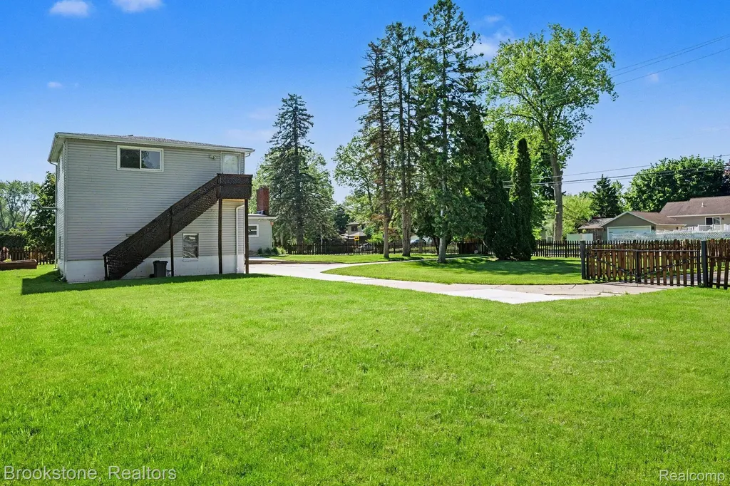 37815 Pineridge Street Harrison Charter Township MI 48045