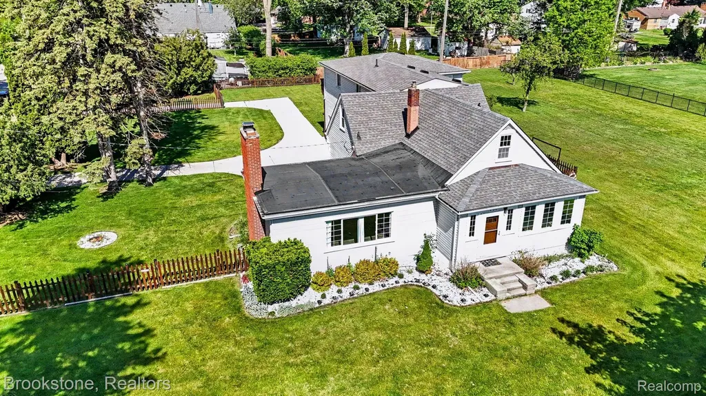 37815 Pineridge Street Harrison Charter Township MI 48045