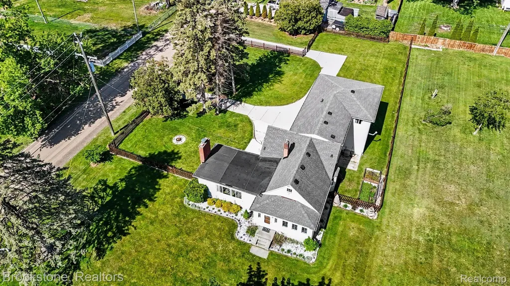 37815 Pineridge Street Harrison Charter Township MI 48045