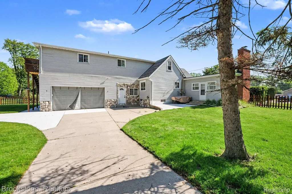 37815 Pineridge Street Harrison Charter Township MI 48045