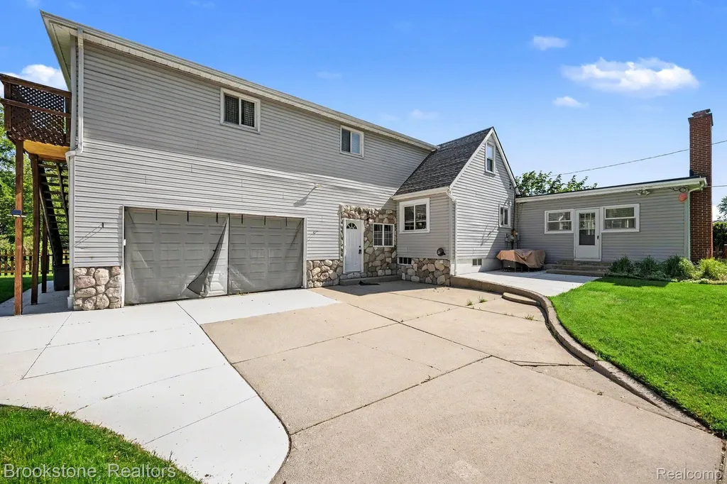 37815 Pineridge Street Harrison Charter Township MI 48045