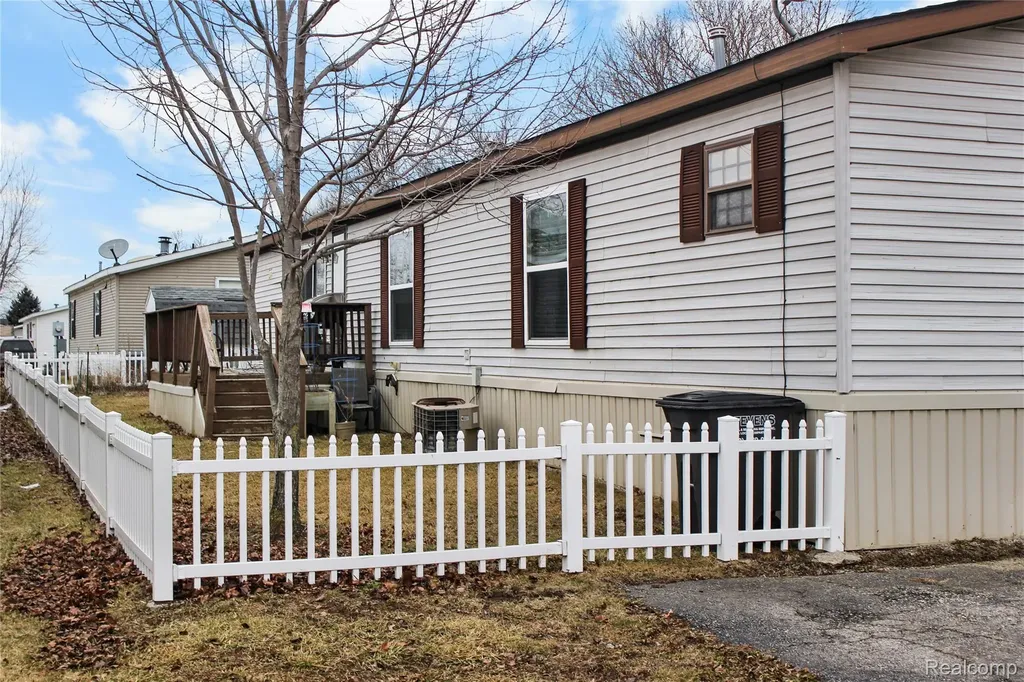 2351 Hiddenview Drive Berlin Charter Township MI 48166