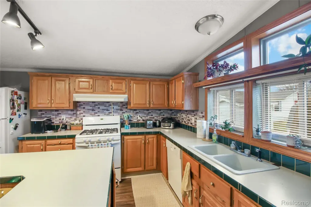 2351 Hiddenview Drive Berlin Charter Township MI 48166