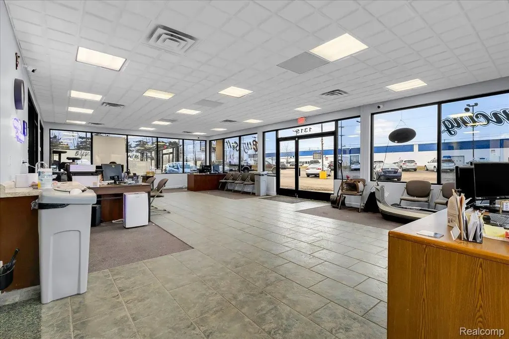 1315 S Waverly Road Lansing City MI 48917