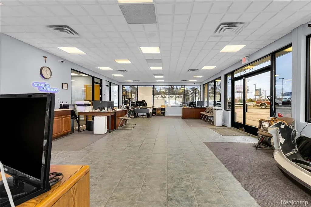 1315 S Waverly Road Lansing City MI 48917