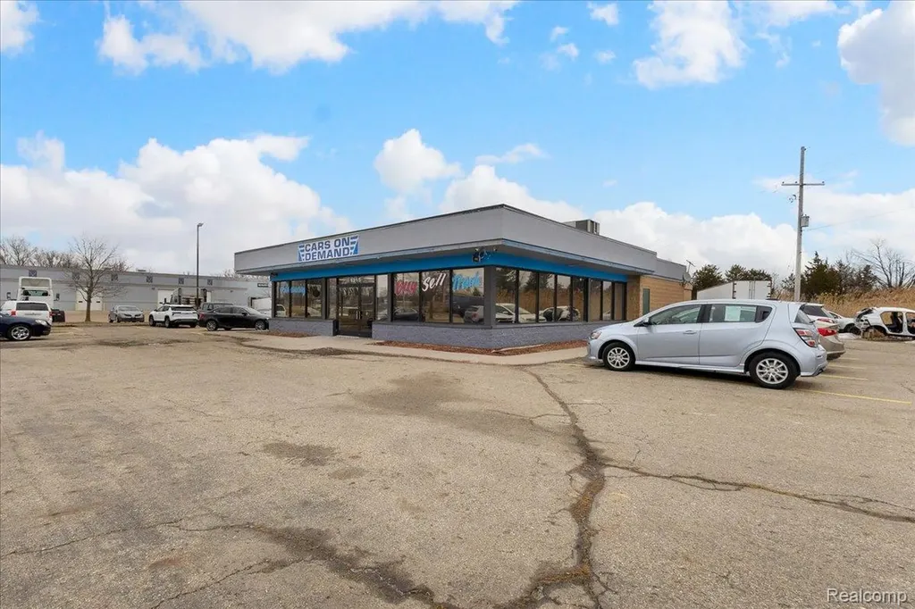 1315 S Waverly Road Lansing City MI 48917
