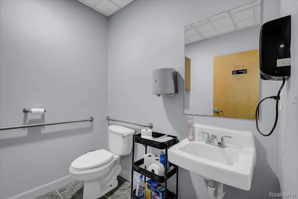 1315 S Waverly Road Lansing City MI 48917