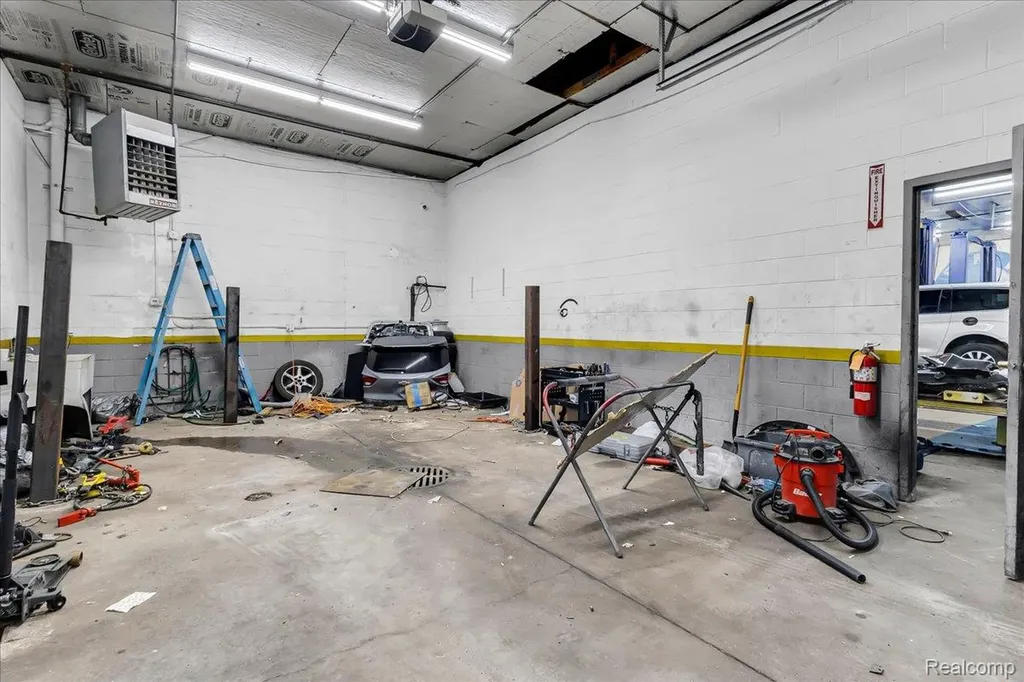 1315 S Waverly Road Lansing City MI 48917