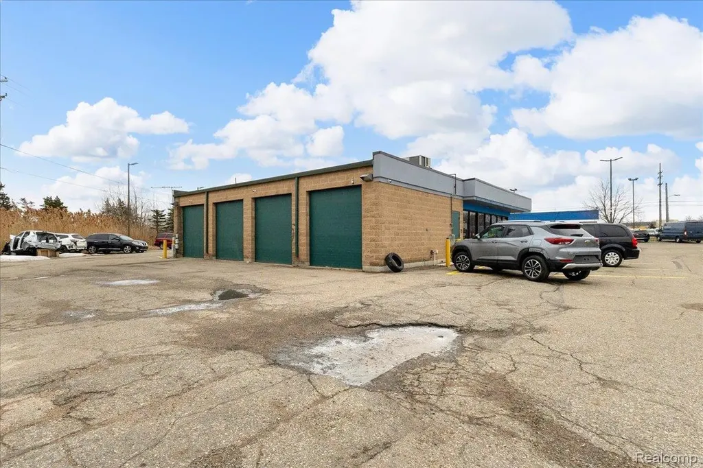 1315 S Waverly Road Lansing City MI 48917