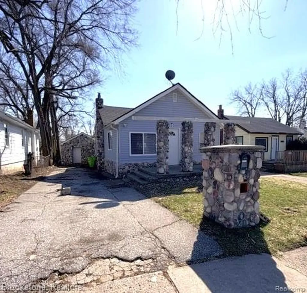 103 W Cornell Avenue Pontiac City MI 48340