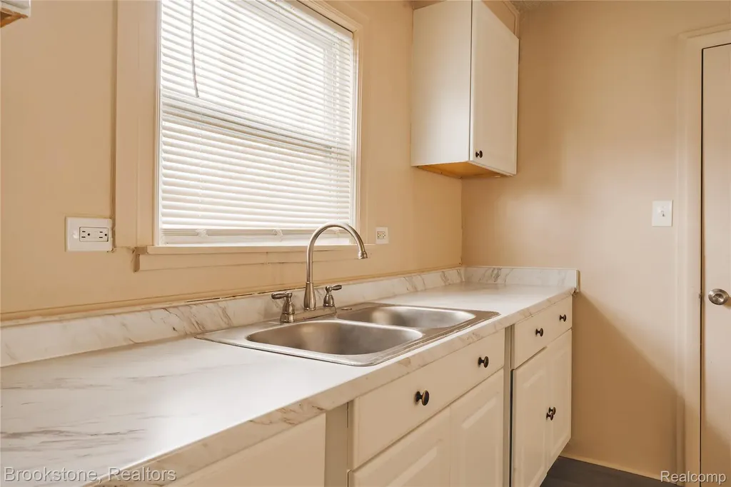 103 W Cornell Avenue Pontiac City MI 48340