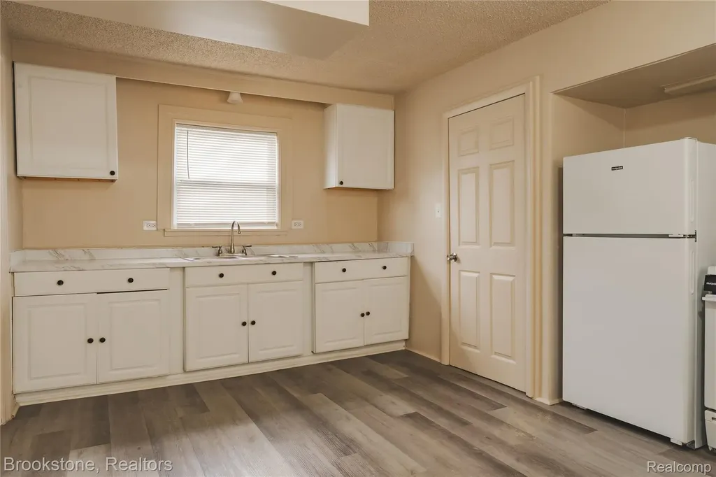 103 W Cornell Avenue Pontiac City MI 48340