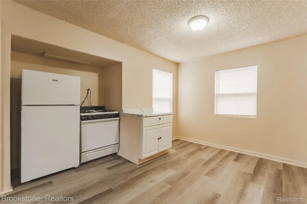 103 W Cornell Avenue Pontiac City MI 48340