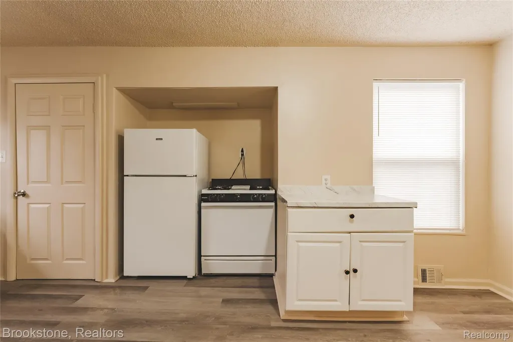 103 W Cornell Avenue Pontiac City MI 48340