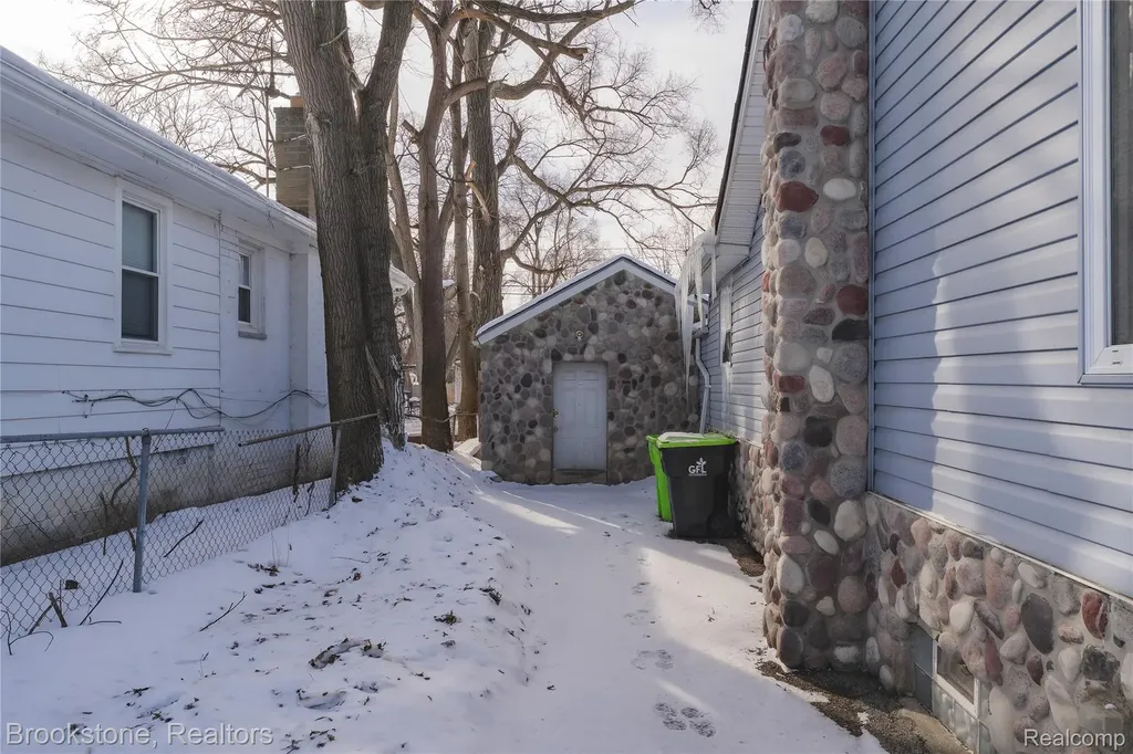 103 W Cornell Avenue Pontiac City MI 48340