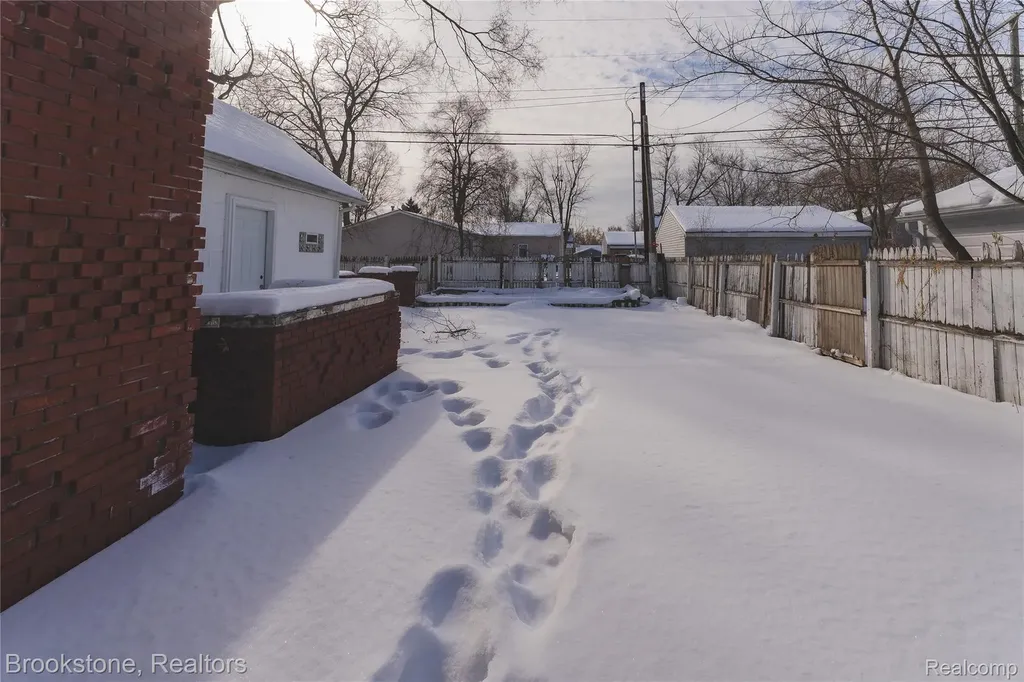 103 W Cornell Avenue Pontiac City MI 48340