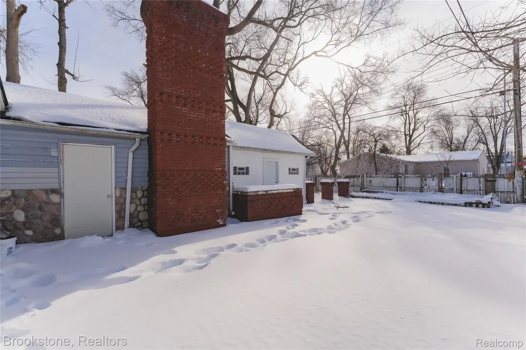 103 W Cornell Avenue Pontiac City MI 48340