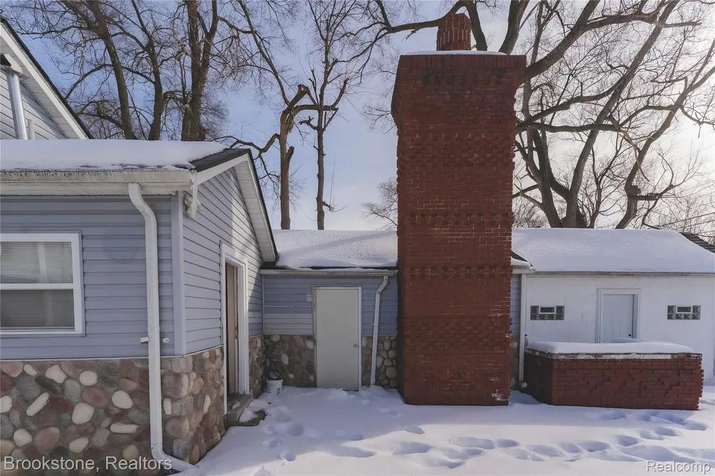 103 W Cornell Avenue Pontiac City MI 48340