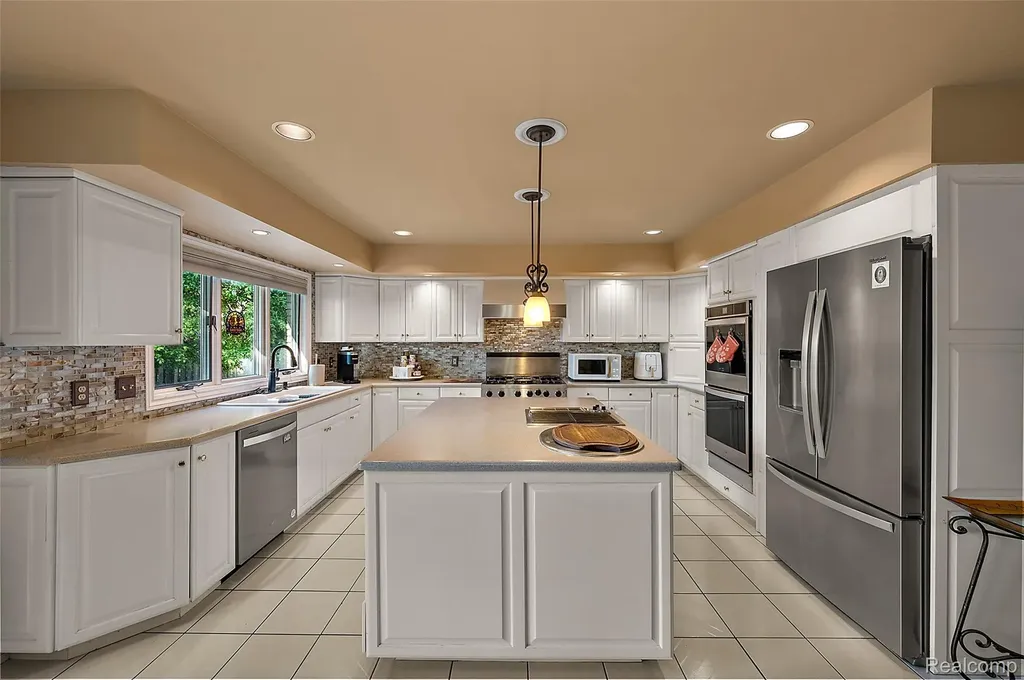 17840 Christine Boulevard N Clinton Charter Township MI 48038