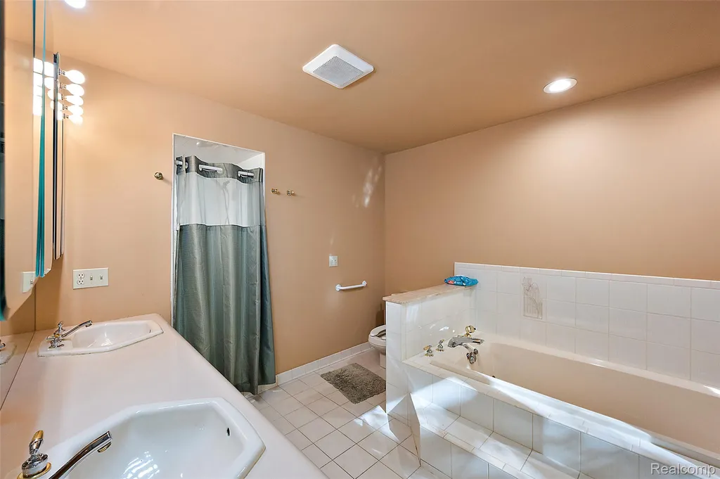 17840 Christine Boulevard N Clinton Charter Township MI 48038
