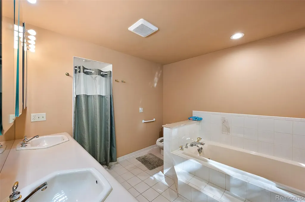 17840 Christine Boulevard N Clinton Charter Township MI 48038