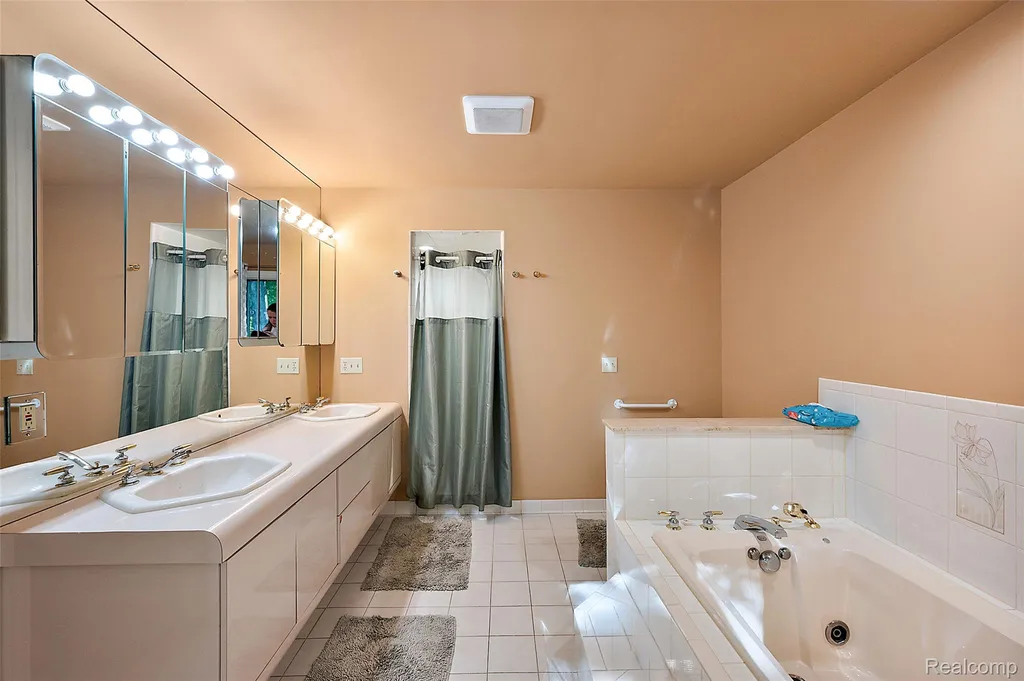 17840 Christine Boulevard N Clinton Charter Township MI 48038