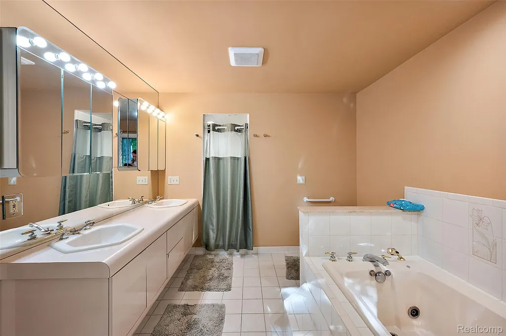 17840 Christine Boulevard N Clinton Charter Township MI 48038