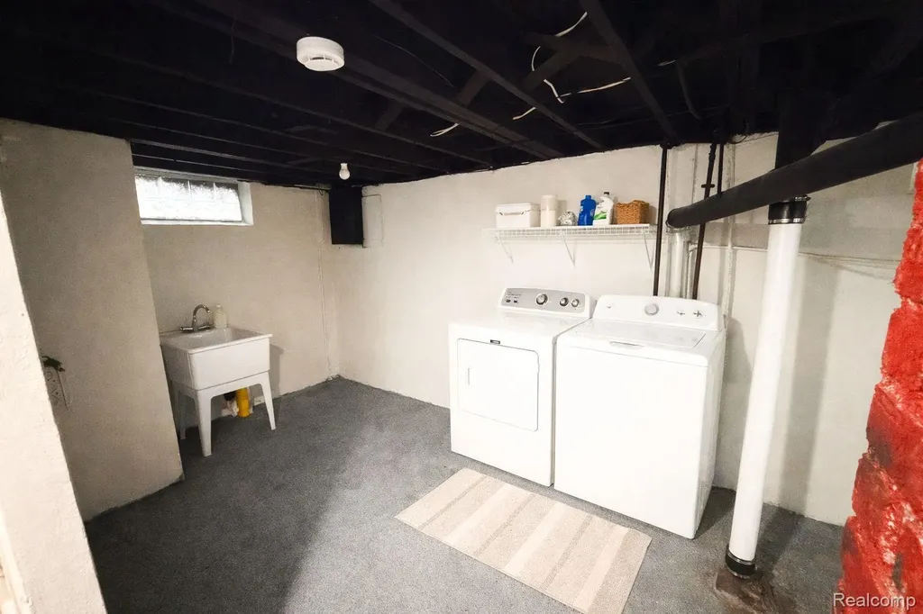 11108 Maxwell Avenue Warren City MI 48089