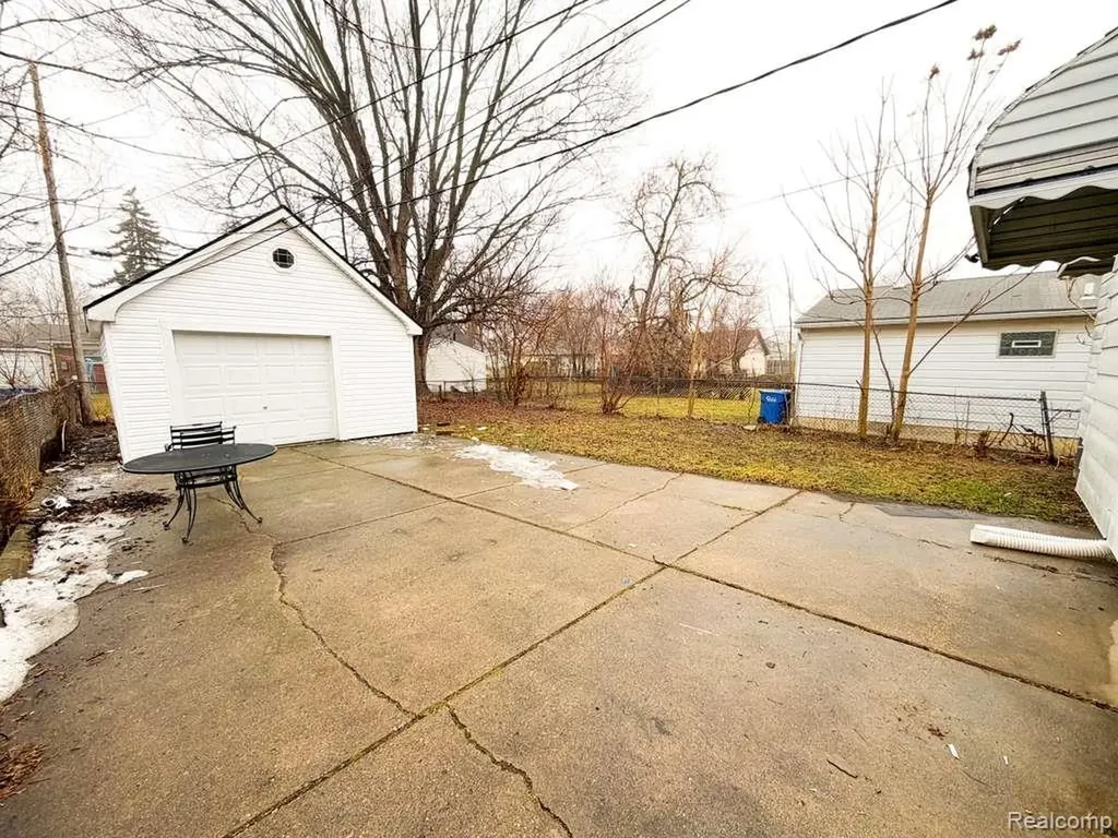 11108 Maxwell Avenue Warren City MI 48089