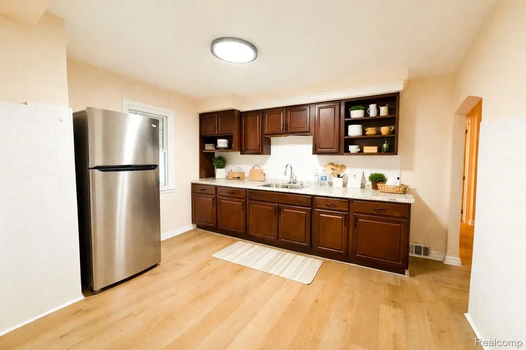 11108 Maxwell Avenue Warren City MI 48089
