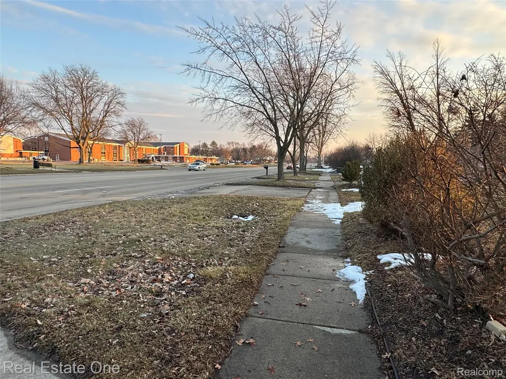 28819 Lahser Road Southfield City MI 48034