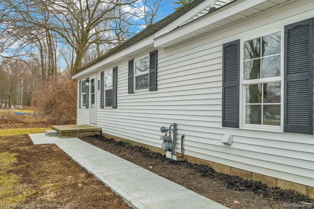 3981 Pine Grove Avenue Fort Gratiot Charter Township MI 48059