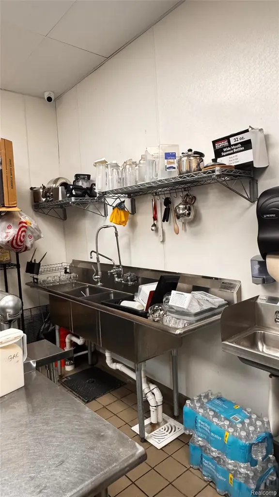 29210 Ford Road Garden City City MI 48135