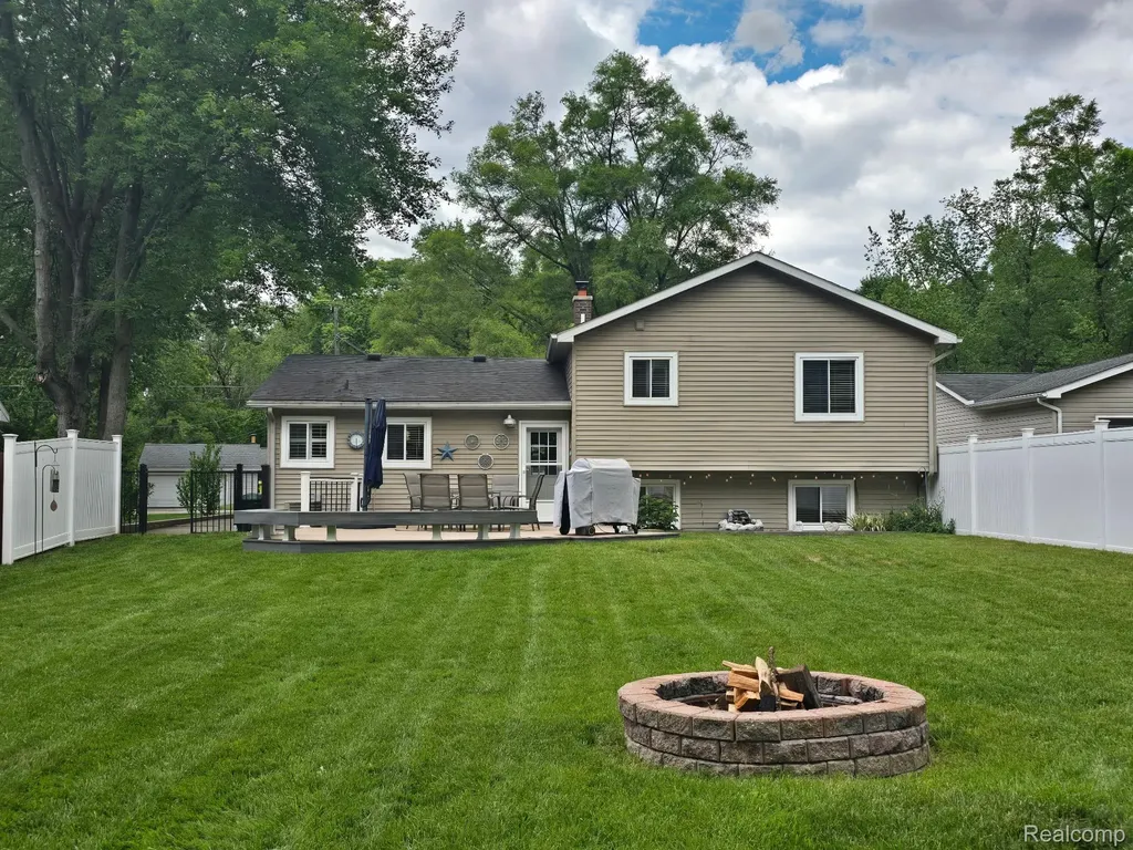 2909 Central Boulevard Highland Charter Township MI 48380