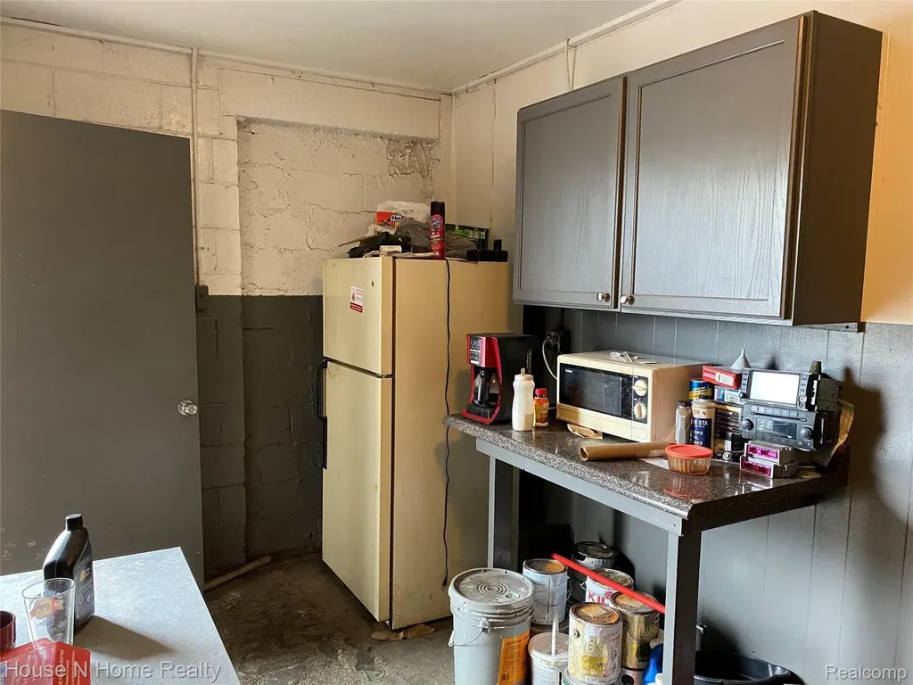 15100, 10, 14, 18, 22 E Warren Avenue Detroit City MI 48224