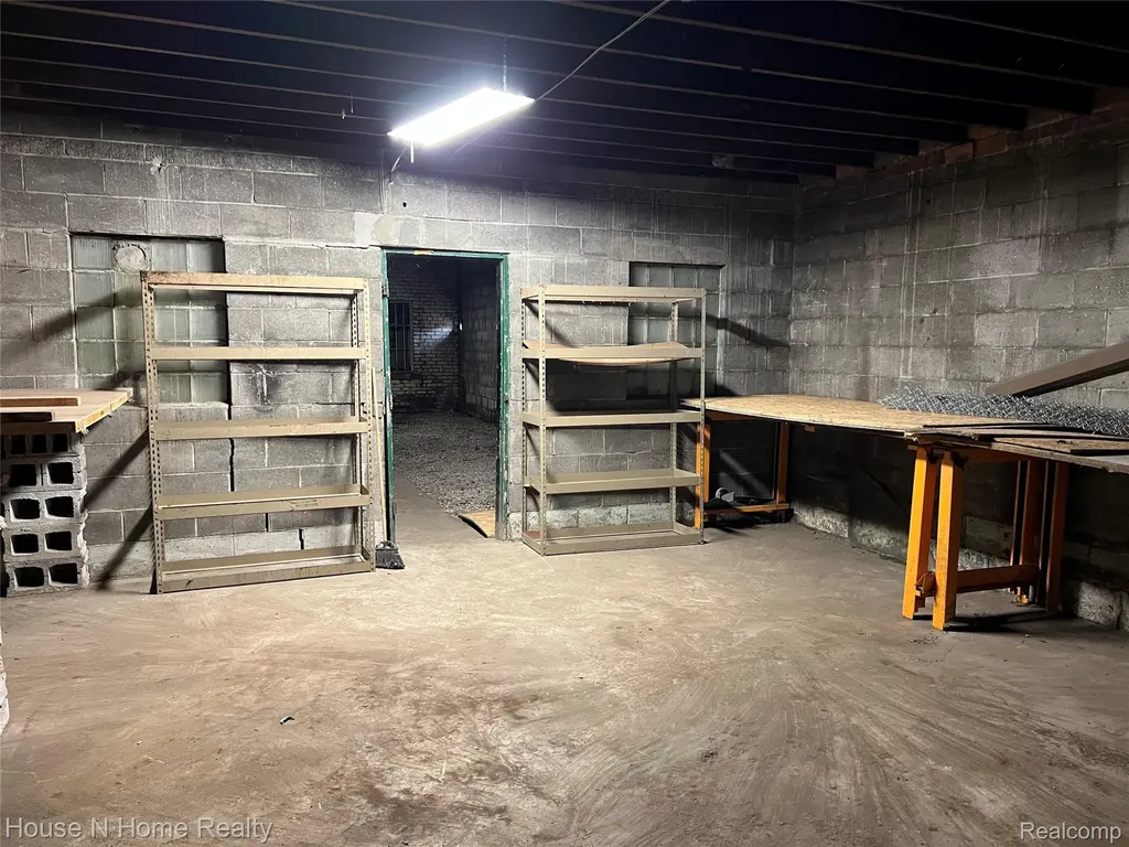15100, 10, 14, 18, 22 E Warren Avenue Detroit City MI 48224
